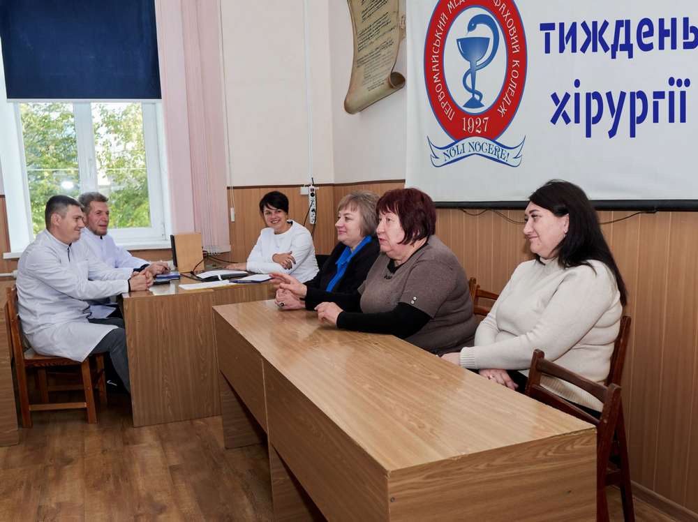 Зображення, що містить одежа, меблі, у приміщенні, особа Вміст, створений ШІ, може бути неправильним.