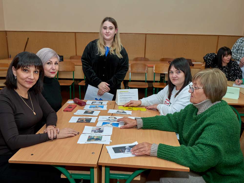 Зображення, що містить одежа, Обличчя людини, особа, у приміщенні Вміст, створений ШІ, може бути неправильним.