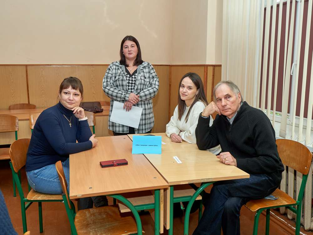 Зображення, що містить одежа, особа, меблі, у приміщенні Вміст, створений ШІ, може бути неправильним.