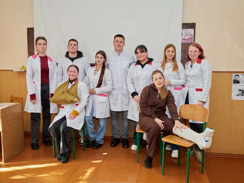 Зображення, що містить одежа, особа, стіна, у приміщенні Вміст, створений ШІ, може бути неправильним.