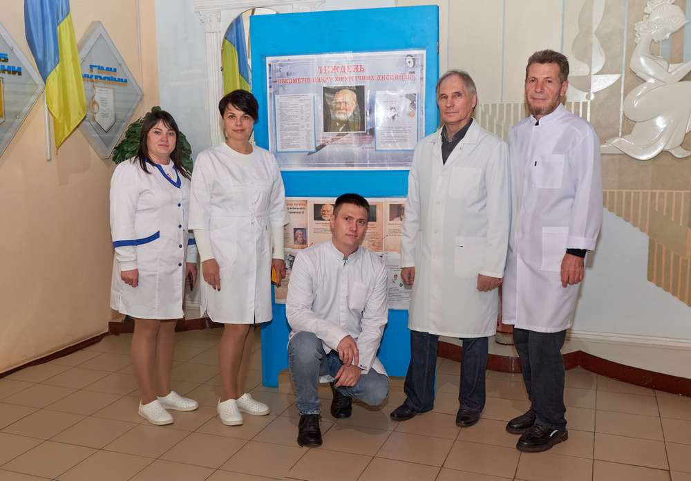 Зображення, що містить одежа, особа, стіна, взуття Вміст, створений ШІ, може бути неправильним.