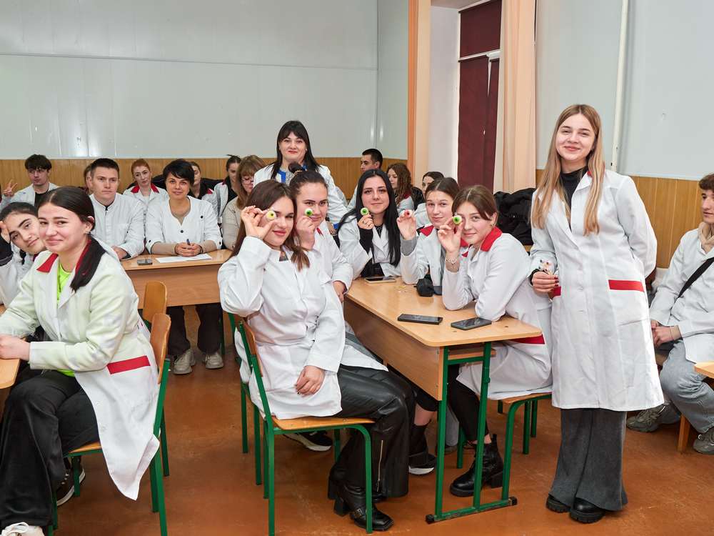 Зображення, що містить одежа, особа, у приміщенні, стіна Вміст, створений ШІ, може бути неправильним.