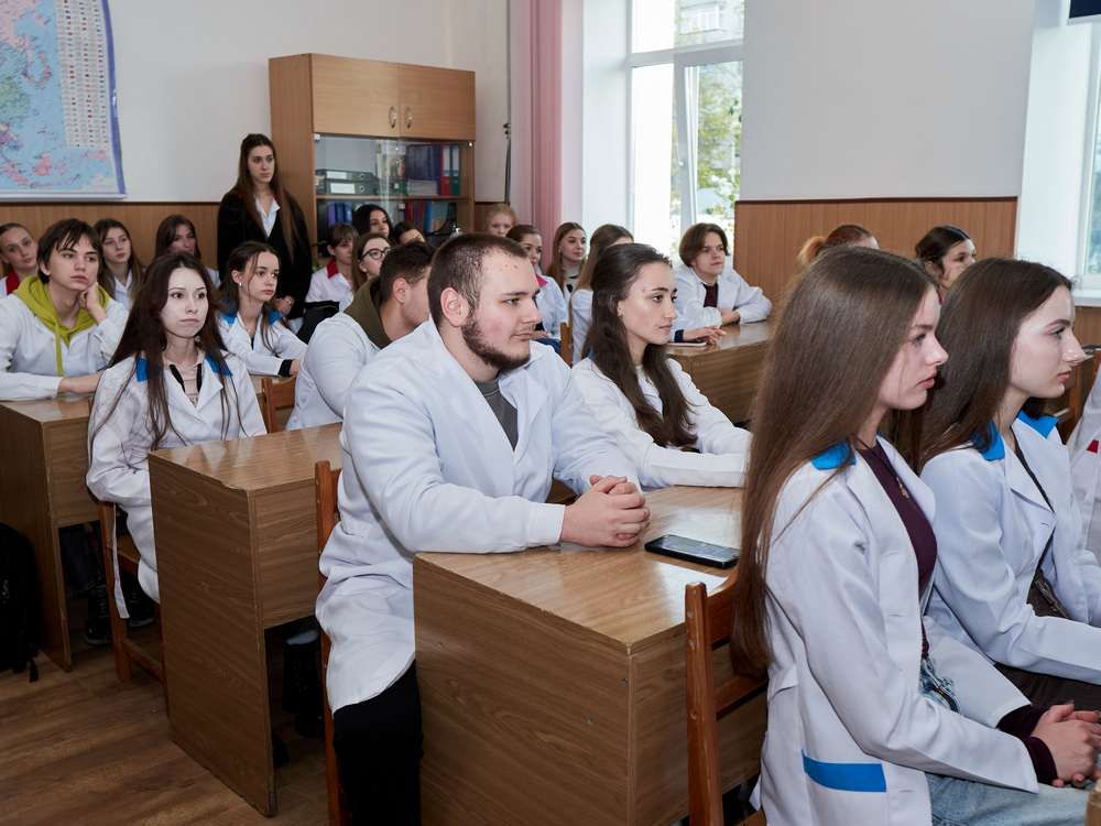 Зображення, що містить одежа, особа, у приміщенні, стіна Вміст, створений ШІ, може бути неправильним.