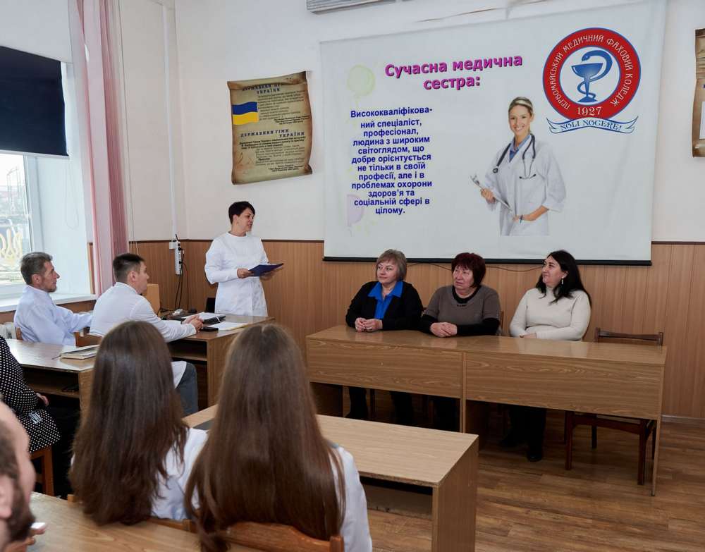 Зображення, що містить одежа, у приміщенні, особа, меблі Вміст, створений ШІ, може бути неправильним.