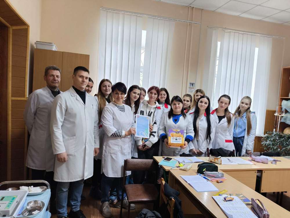 Зображення, що містить одежа, у приміщенні, особа, стіна Вміст, створений ШІ, може бути неправильним.