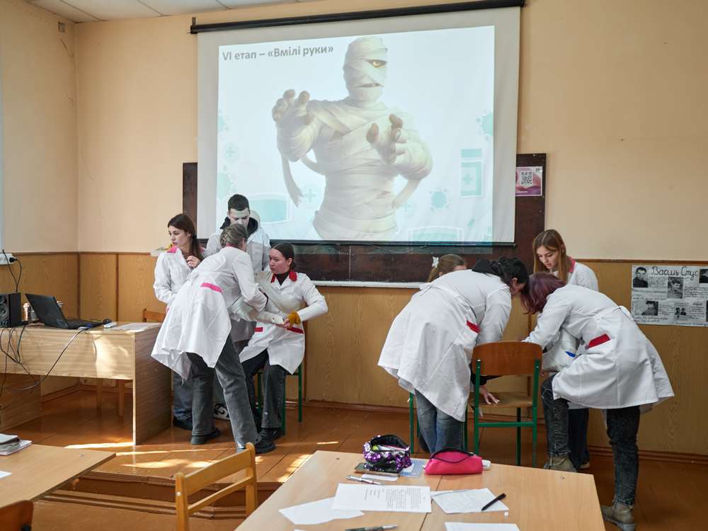 Зображення, що містить одежа, у приміщенні, особа, стіна Вміст, створений ШІ, може бути неправильним.