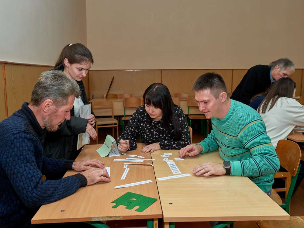 Зображення, що містить особа, одежа, у приміщенні, Обличчя людини Вміст, створений ШІ, може бути неправильним.