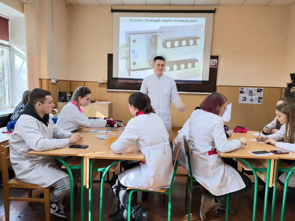 Зображення, що містить особа, одежа, у приміщенні, Освіта Вміст, створений ШІ, може бути неправильним.