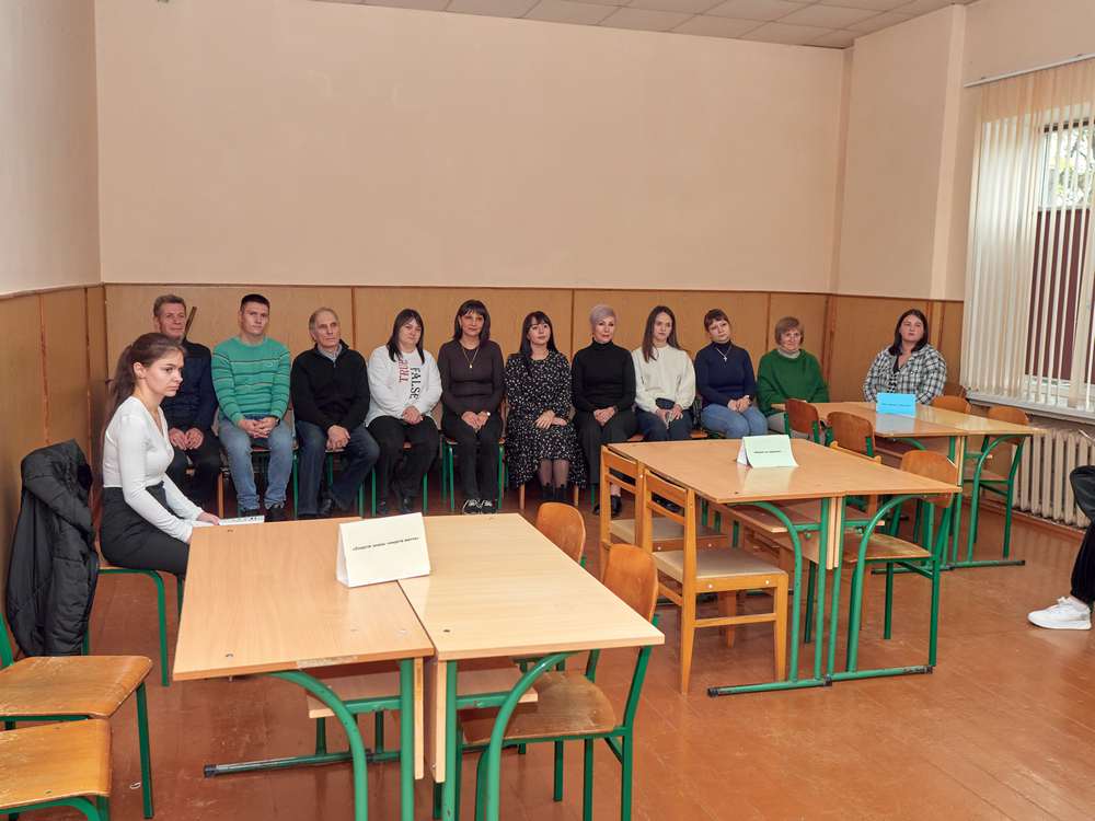 Зображення, що містить у приміщенні, меблі, одежа, особа Вміст, створений ШІ, може бути неправильним.