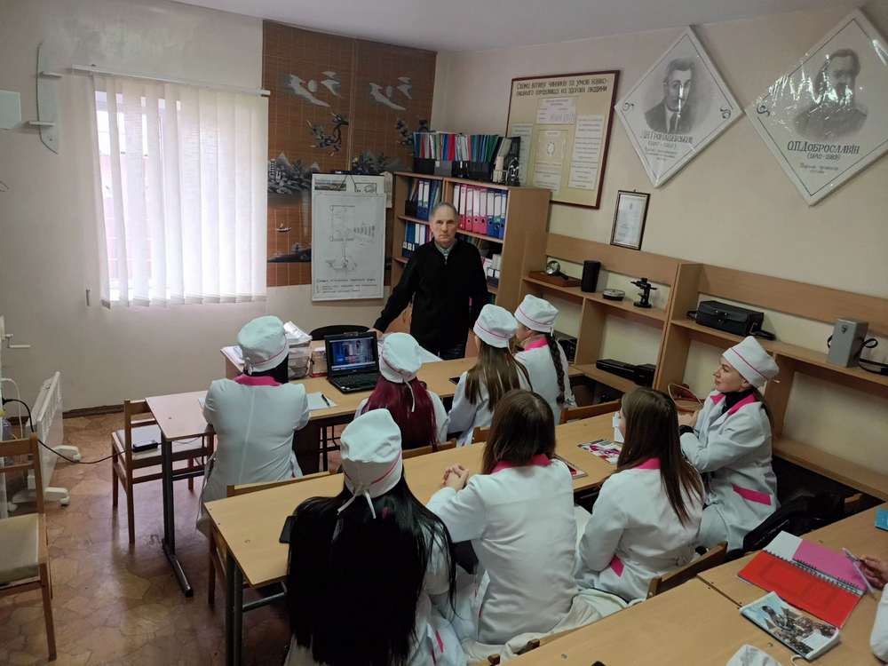 Зображення, що містить у приміщенні, меблі, стіна, стіл Вміст, створений ШІ, може бути неправильним.