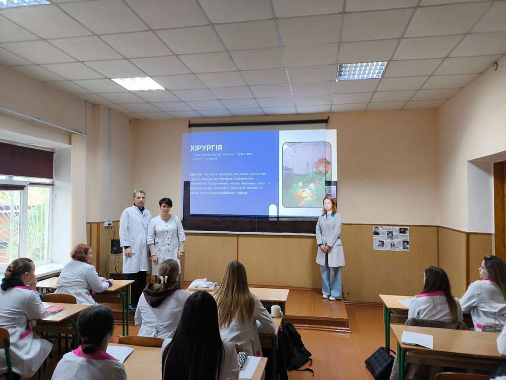 Зображення, що містить у приміщенні, одежа, особа, Курс Вміст, створений ШІ, може бути неправильним.