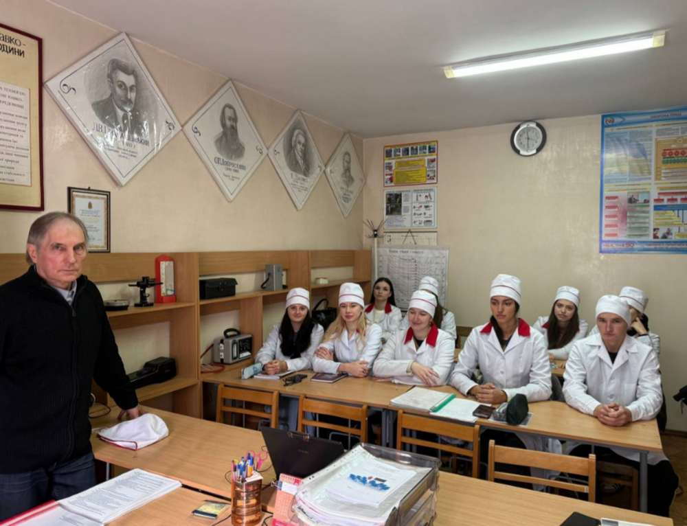 Зображення, що містить у приміщенні, стіна, одежа, особа Вміст, створений ШІ, може бути неправильним.